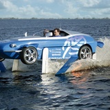 Rinspeed Splash. Auto amfibia Splash, czyli „plusk”. To amfibia, a więc pojazd jeżdżący po lądzie i pływający w wodzie. Gdy 825-kilogramowe auto wjeżdża do jeziora, uruchamia się hydrauliczny mechanizm i wyrastają mu płetwy. Dzięki nośnikom unosi się 60 centymetrów nad wodą, jakby leciał w powietrzu. I rozpędza się do 80 km/h.