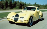 Rinspeed Yello Talbo. Auto z przeszłości Jakoś… staro wygląda ten wóz. Bo Yello Talbo to nowa wersja wspaniałego samochodu z 1938 roku o nazwie Talbot-Lago 150 SS. Wygląda podobnie, na pierwszy rzut oka. Tyle że pojazd z 1996 r. kryje pod maską 320 koni i rozpędza się do 250 km/h. A teraz możliwości przedwojennej wersji – 140 koni i 170 km/h. Też nieźle, ale czuje się różnicę. Nazwa i kolor pochodzą od grupy muzycznej Yello, która karierę zaczynała w tym samym roku, co firma Rinspeed.