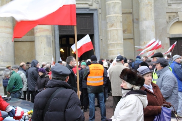 Obchody smoleńskie na Krakowskim Przedmieściu