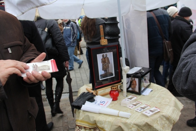 Obchody smoleńskie na Krakowskim Przedmieściu