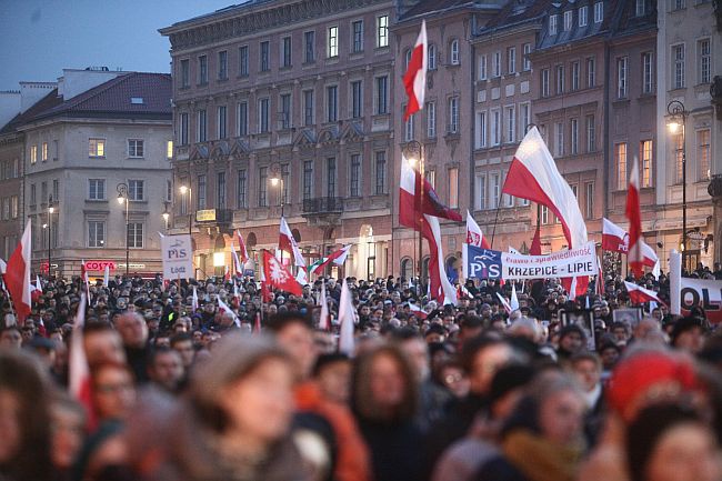 Rocznica smoleńska: w drodze pod pałac