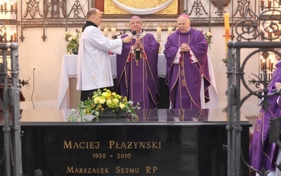 Grób Marszałka Macieja Płażyńskiego oraz Pomnik Ofiar Tragedii Smoleńskiej znajdują się w bazylice mariackiej, w kaplicy M.B. Ostrobramskiej