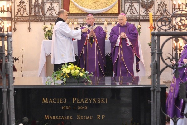 Grób Marszałka Macieja Płażyńskiego oraz Pomnik Ofiar Tragedii Smoleńskiej znajdują się w bazylice mariackiej, w kaplicy M.B. Ostrobramskiej