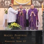 Grób Marszałka Macieja Płażyńskiego oraz Pomnik Ofiar Tragedii Smoleńskiej znajdują się w bazylice mariackiej, w kaplicy M.B. Ostrobramskiej