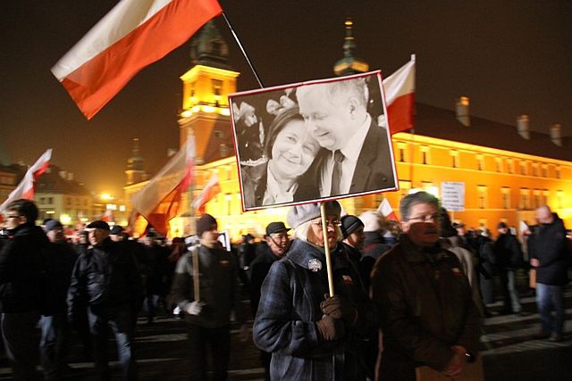 Smoleńska rocznica: pochód tysiąca flag