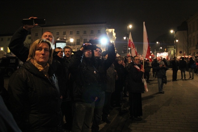 Smoleńska rocznica: pochód tysiąca flag