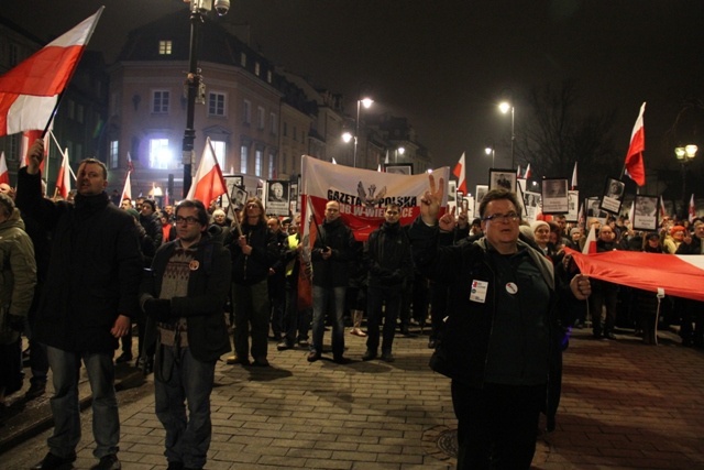 Smoleńska rocznica: pochód tysiąca flag