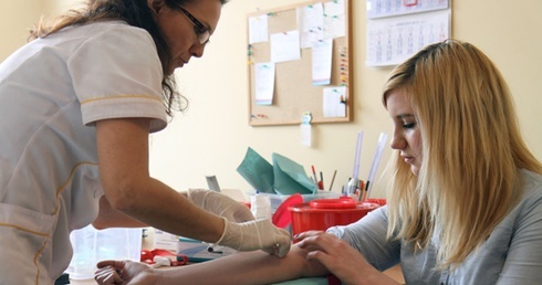 Przyszły dawca oddaje 4 mililitry krwi do badania.