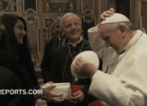 Jak dostać autentyczną piuskę papieża?