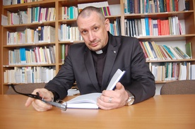 Ks. Piotr Kieniewicz  jest teologiem moralistą, pracownikiem Instytutu Teologii Moralnej na Wydziale Teologii KUL. Specjalizuje się w zagadnieniach bioetycznych. Jest członkiem zgromadzenia księży marianów, ma 47 lat.