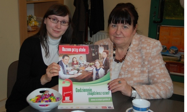 Do wspólnego zasiadania przy stole zachęcają rodziny (od lewej): Katarzyna Sobkiewicz i Małgorzata Górka