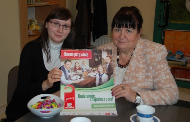Do wspólnego zasiadania przy stole zachęcają rodziny (od lewej): Katarzyna Sobkiewicz i Małgorzata Górka