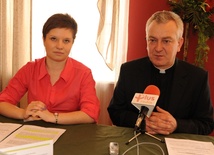 Kamila Kapciak i prezes stowarzyszenia ks. Andrzej Tuszyński zachęcają do udziału w seminarium