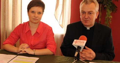 Kamila Kapciak i prezes stowarzyszenia ks. Andrzej Tuszyński zachęcają do udziału w seminarium