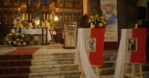 Mszy św. w intencji ofiar katastrofy smoleńskiej przewodniczył w ciechanowskiej farze ks. proboszcz Zbigniew Adamkowski