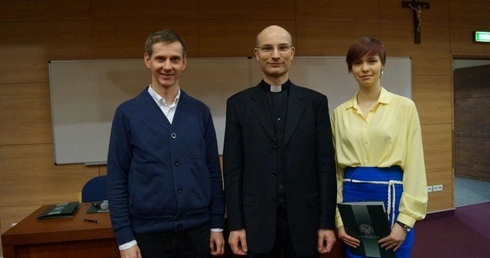 Laureatka konkursu Michalina Kosiorek z katechetą Piotrem Sumińskim. W środku ks. dr hab. Bartosz Adamczewski