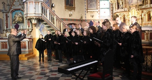 Chór Hejnał Mazańcowice pod dyrekcją Krzysztofa Przemyka