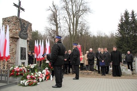 Delegacja KP PSP w Kutnie składa wieniec pod pomnikiem ofiar zbrodni katyńskiej