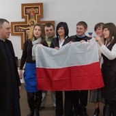 Wraz z młodzieżą do zakupu flag i ich wywieszania w narodowe święta zachęca ks. Leszek Domagała