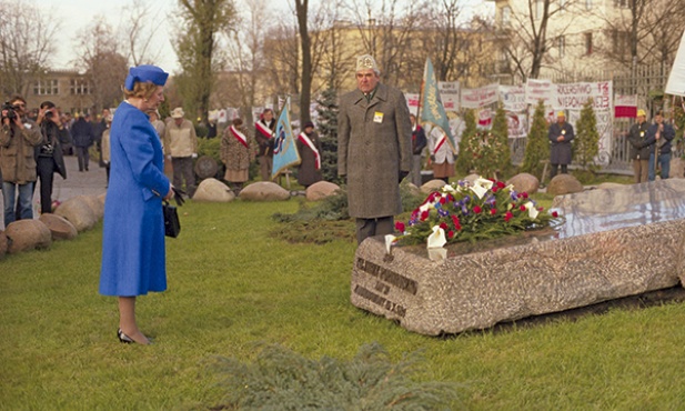 Margaret Thatcher przy grobie ks. Jerzego Popiełuszki podczas wizyty w Polsce w 1988 r.