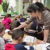 Lekcje języka polskiego dla romskich dzieci z Rudy Śląskiej odbywają się dzięki dofinansowaniu z Funduszy Europejskich