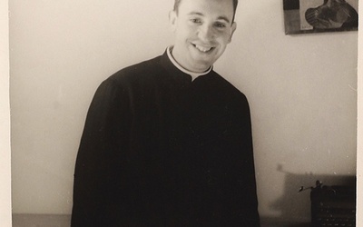 Zdjęcie z lat 60., gdy Jorge Bergoglio pracował jako nauczyciel w szkole średniej