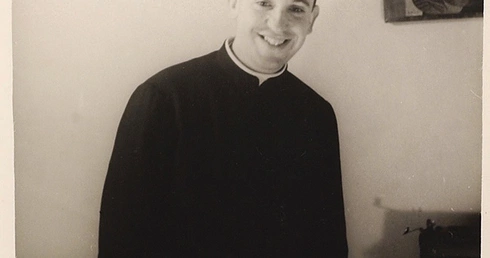 Zdjęcie z lat 60., gdy Jorge Bergoglio pracował jako nauczyciel w szkole średniej