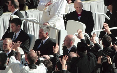 Papież Franciszek pozdrawia pielgrzymów zebranych na placu św. Piotra w dniu rozpoczęcia pontyfikatu
