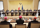 Komisja Wspólna Rządu i Episkopatu Polski postanowiła przyjąć wspólny raport na temat mienia zabranego Kościołowi w czasach PRL oraz oddanego w czasach III RP