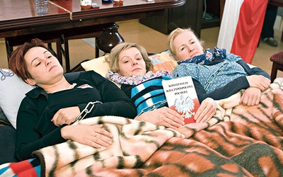  5 kwietnia Agnieszka Czupajło, Justyna Bindas i Bogumiła Górska przykuły się do stołu prezydialnego i rozpoczęły strajk głodowy
