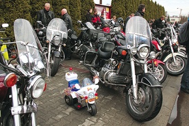 W zlocie uczestniczyły całe rodziny motocyklistów. Najmłodsi też zabrali swoje małe maszyny