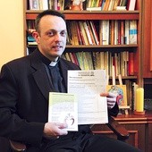  Ks. Jarosław Ogrodniczak z materiałami wspólnoty „Sychar”  oraz warsztatów „Nawigacja w rodzinie”