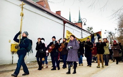 Członkowie wspólnoty przeszli sprzed archikatedry do oliwskiego parku