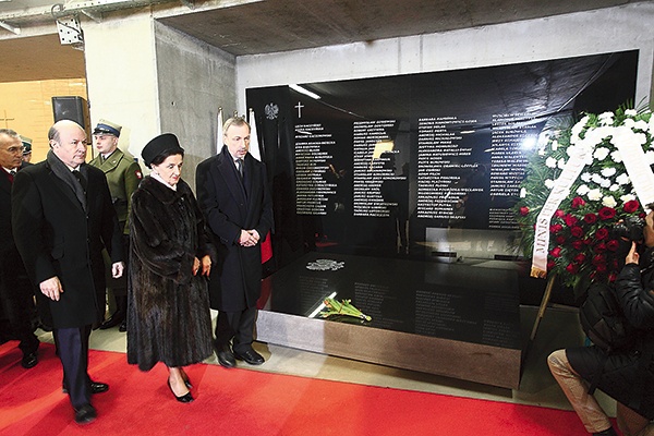 Ministrowie Zdrojewski i Rostowski towarzyszyli wdowie po prezydencie Ryszardzie Kaczorowskim