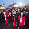  Co najmniej kilkanaście tysięcy osób zgromadzonych na pl. Zamkowym uczestniczyło w Mszy św. transmitowanej z archikatedry