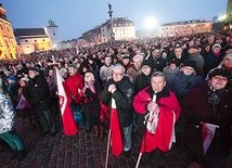  Co najmniej kilkanaście tysięcy osób zgromadzonych na pl. Zamkowym uczestniczyło w Mszy św. transmitowanej z archikatedry