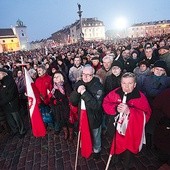  Co najmniej kilkanaście tysięcy osób zgromadzonych na pl. Zamkowym uczestniczyło w Mszy św. transmitowanej z archikatedry