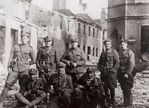  Grupa żołnierzy 27. Pułku Piechoty chwilę po zajęciu Nochten, kwiecień 1945 r.