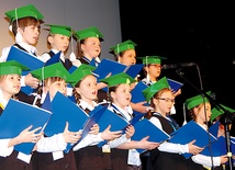  Studenci lublinieckiej Akademii Młodych Odkrywców zaśpiewali „Gaudeamus igitur”