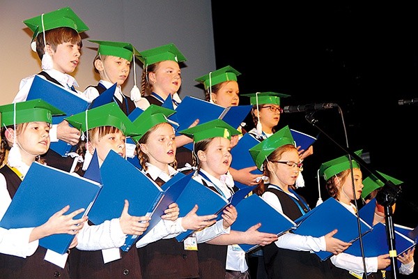  Studenci lublinieckiej Akademii Młodych Odkrywców zaśpiewali „Gaudeamus igitur”