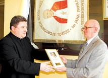  We wtorek 9 kwietnia ks. Dariusz Szeląg przekazał relikwie dyrektorowi szkoły 