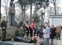 Jako pierwsi pod pomnikiem kwiaty złożyli przedstawiciele Rodzin Katyńskich