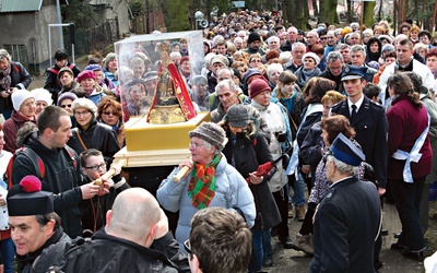 Po adoracji i Mszy św. wierni, niosąc na ramionach Bardzką Madonnę, poszli z modlitwą i śpiewem dróżkami różańcowymi