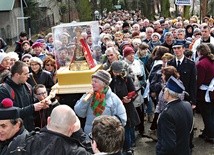 Po adoracji i Mszy św. wierni, niosąc na ramionach Bardzką Madonnę, poszli z modlitwą i śpiewem dróżkami różańcowymi