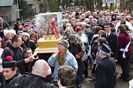 Po adoracji i Mszy św. wierni, niosąc na ramionach Bardzką Madonnę, poszli z modlitwą i śpiewem dróżkami różańcowymi