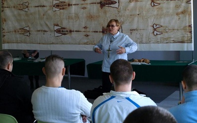 Anna Krogulska na spotkaniu z osadzonymi w ZK w Łowiczu