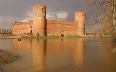 Wody Łydyni oblały ciechanowski zamek. Na szczęście rzeka nie zagraża miastu