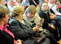 Podopieczni teatru „Opatrzność” oglądają statuetkę, którą wygrali w kategorii Dobre Praktyki 2012