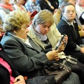 Podopieczni teatru „Opatrzność” oglądają statuetkę, którą wygrali w kategorii Dobre Praktyki 2012