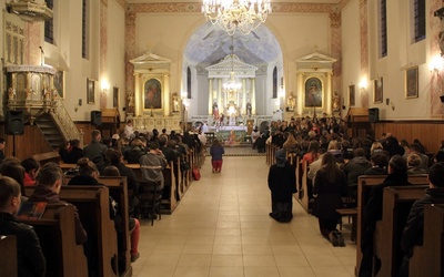 Adoracja Najświętszego Sakramentu podczas czuwania modlitewnego w Mszczonowie